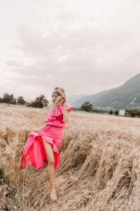 Servizio fotografico campo di grano vestito rosa