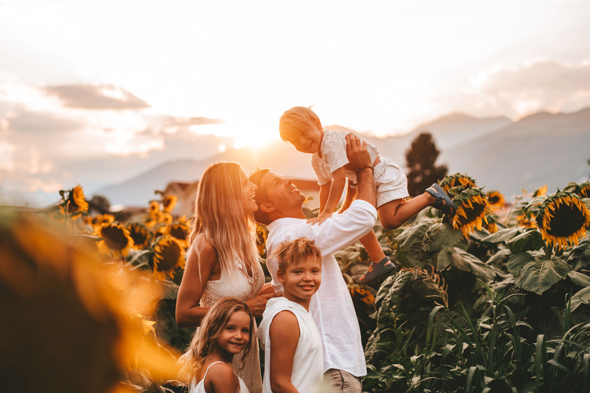 Servizio fotografico girasoli famiglia tramonto estivo